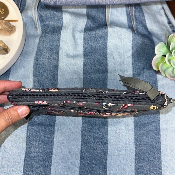 VB Felicity Paisley Gray Pink White Fuchsia Quilted Floral Zip Wristlet Wallet - Picture 3 of 12